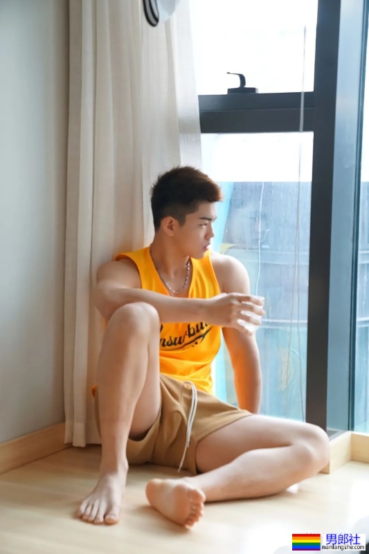 18岁广东体育生穿灰裤子太好看了，真的长大了-51虹马