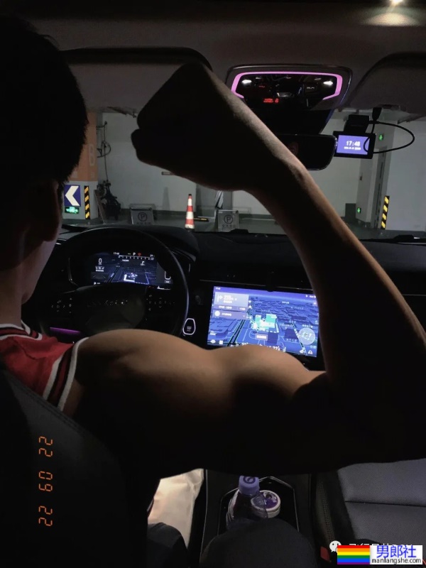 厦门不穿衣服的“肌肉司机”,22岁183CM私教腹肌有多硬?-51虹马