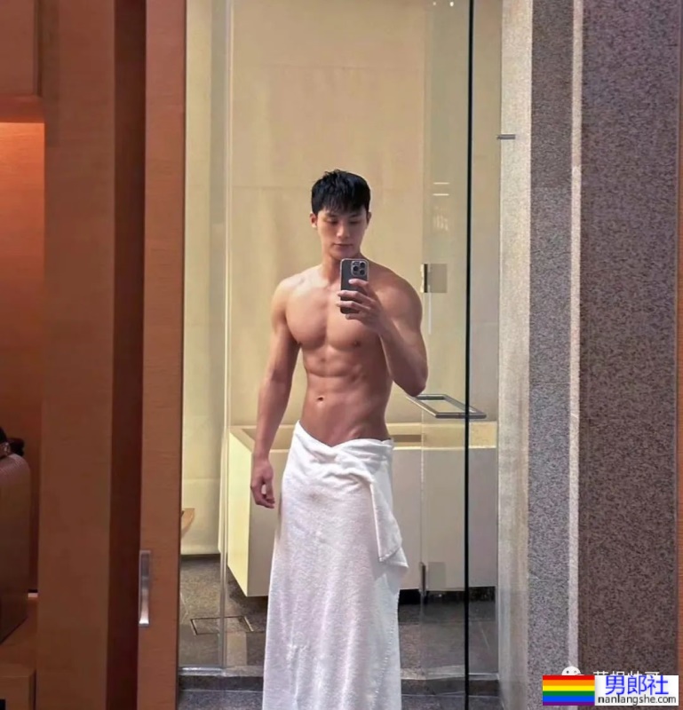 只围着浴巾的精壮男人玩自拍!-51虹马