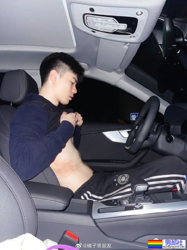 偶遇年轻司机小哥，撩衣秀粉嫩胸肌-51虹马