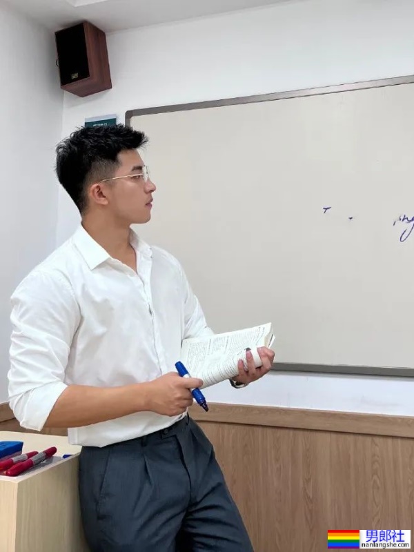 爱穿正装的英语老师有多帅?竟是大胸山东汉子!-51虹马