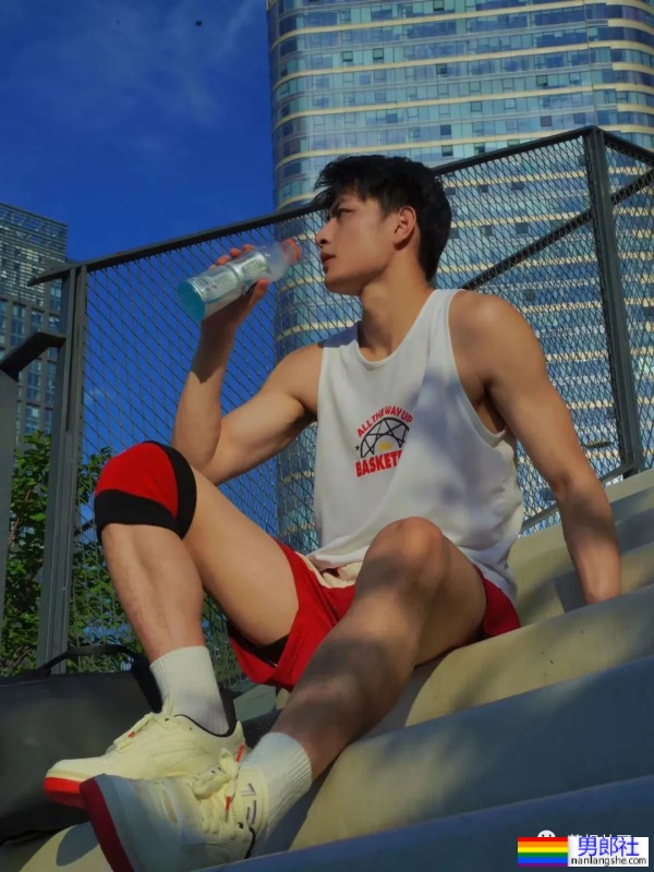 穿红短裤的篮球帅哥-51虹马