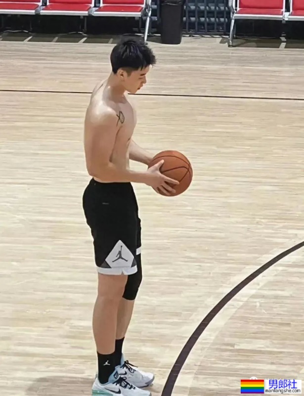 22岁天津191CM篮球体育生,脱衣打球,这背太美了 - 51虹马 22岁天津191CM篮球体育生,脱衣打球,这背太美了 - 51虹马