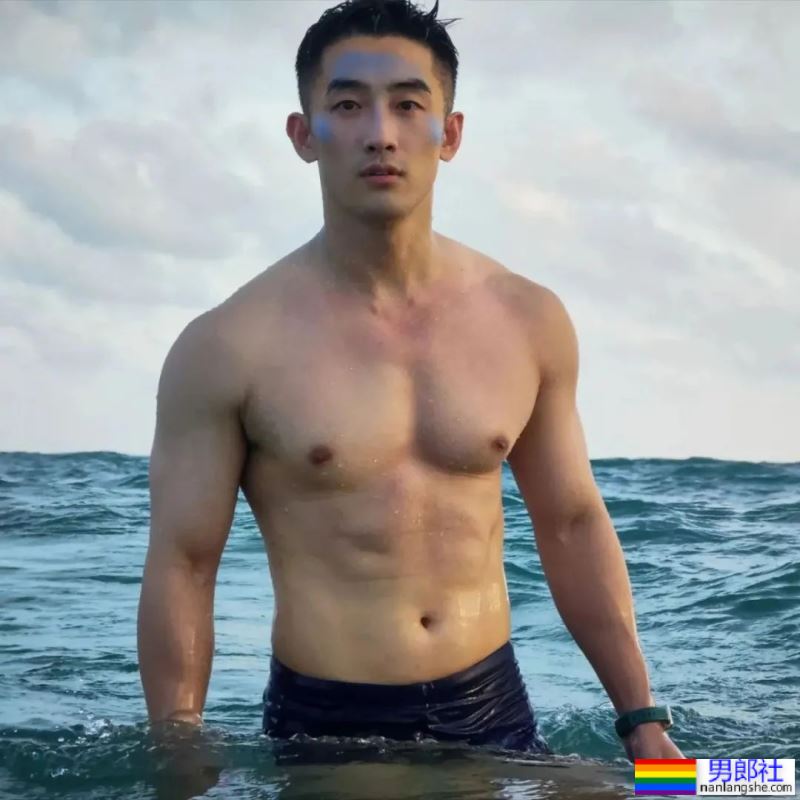 上海1姐张弦最新肌肉照，这状态40岁了你敢信？ - 51虹马