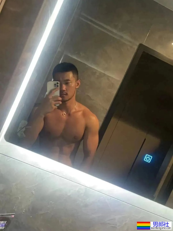 武汉彪学长更衣室最新自拍硬照，现在变这样了！ - 51虹马