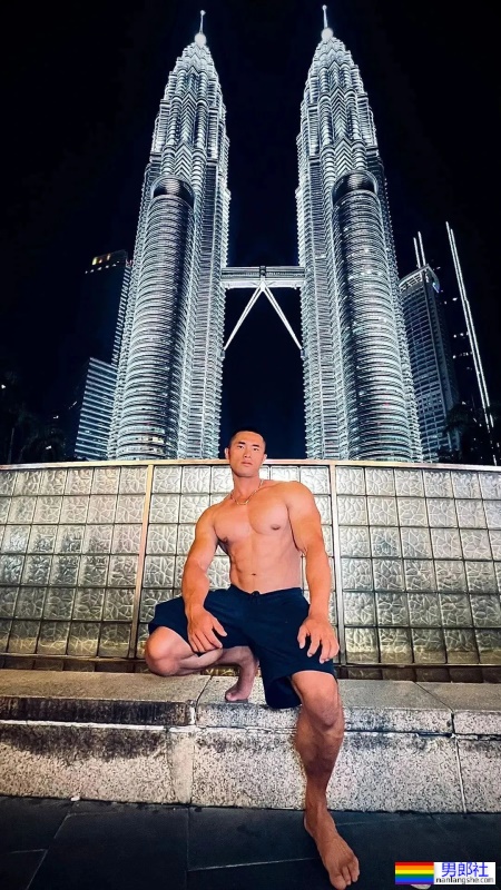 山东体院的壮男体育生，又高又大这谁抵抗得了啊？ - 51虹马