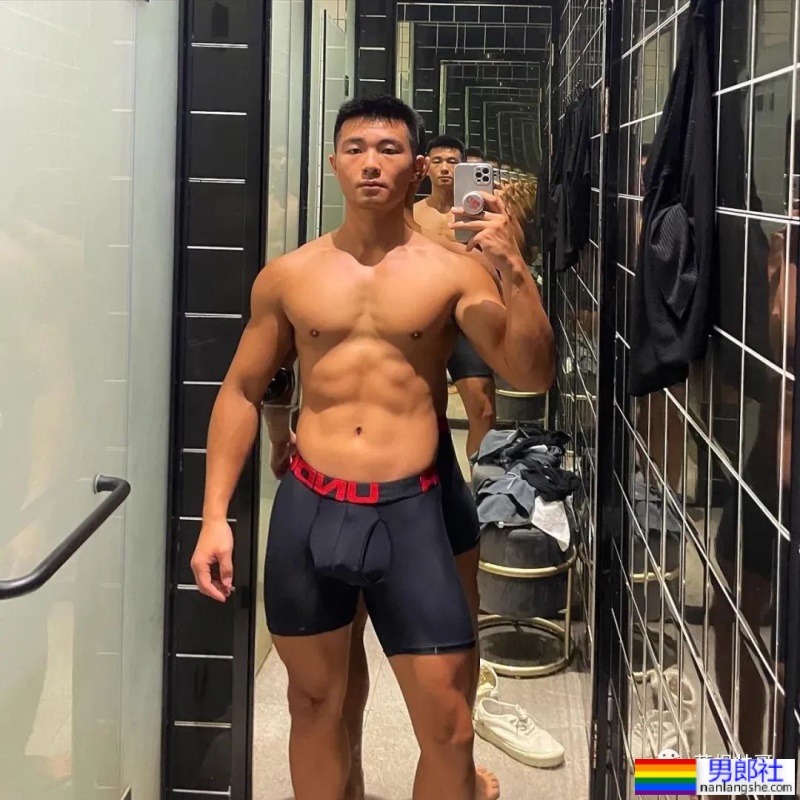 上海17+的肌肉男更衣室自拍，这实力绝了 - 51虹马