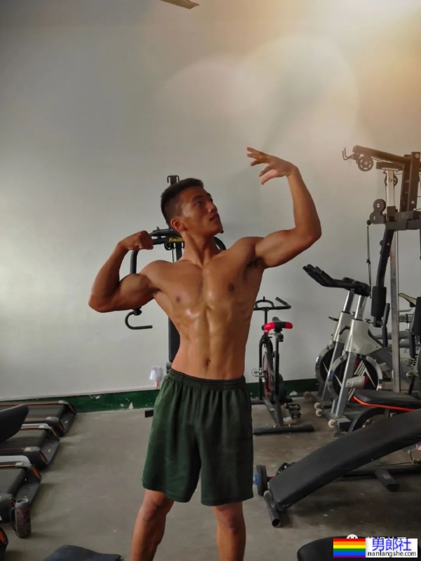 21岁河南直男退伍兵哥哥，肌肉身材超硬的！ - 51虹马