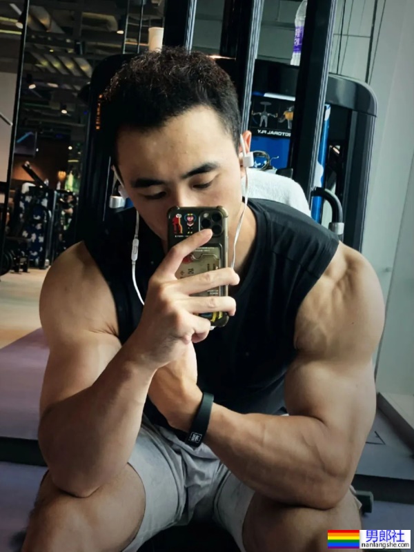 北京肌肉小哥撑开紧身骑行服，露出大胸肌还有茂盛的胸毛！ - 51虹马