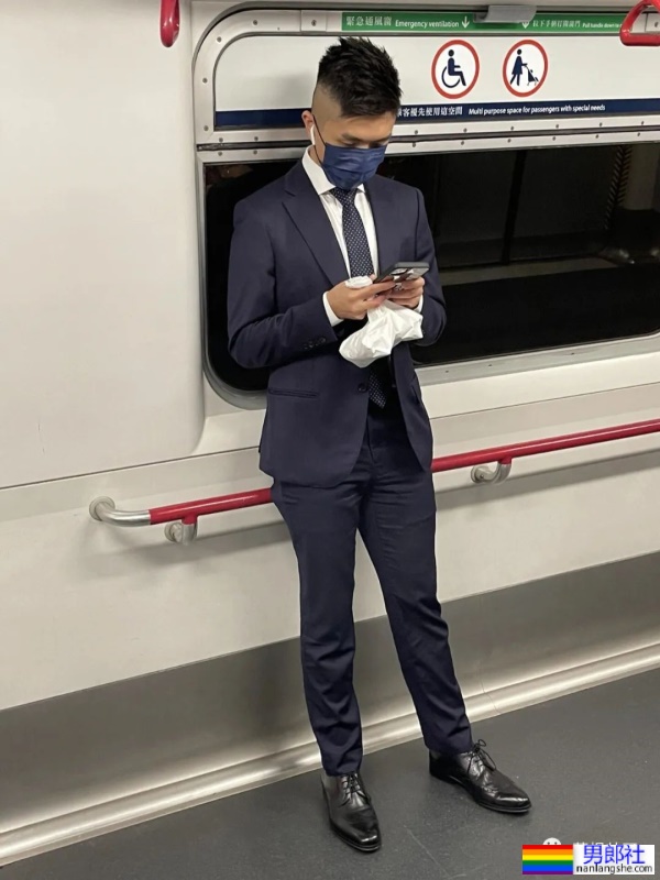 又来一波地铁正装帅哥，第一个就让我沦陷了 - 51虹马