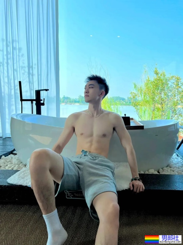 奶白奶白的腹肌小帅哥 - 51虹马