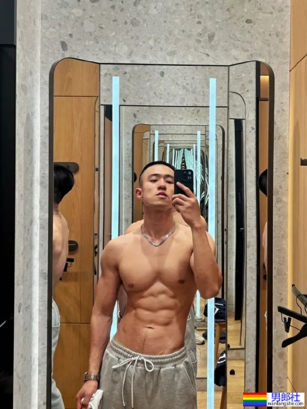 肌肉爷们在野外露营，来自黑龙江，这身材荷尔蒙太浓了！ ​​​ - 51虹马