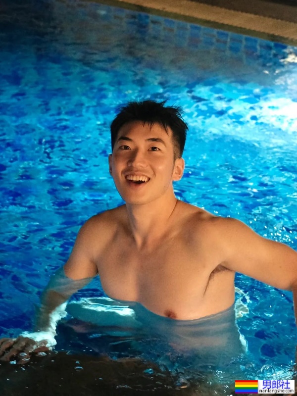 奶白薄肌小哥哥在泳池，笑起来好迷人 - 51虹马