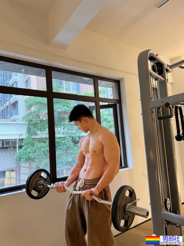 18岁广东体育生穿灰裤子太好看了，真的长大了 - 51虹马