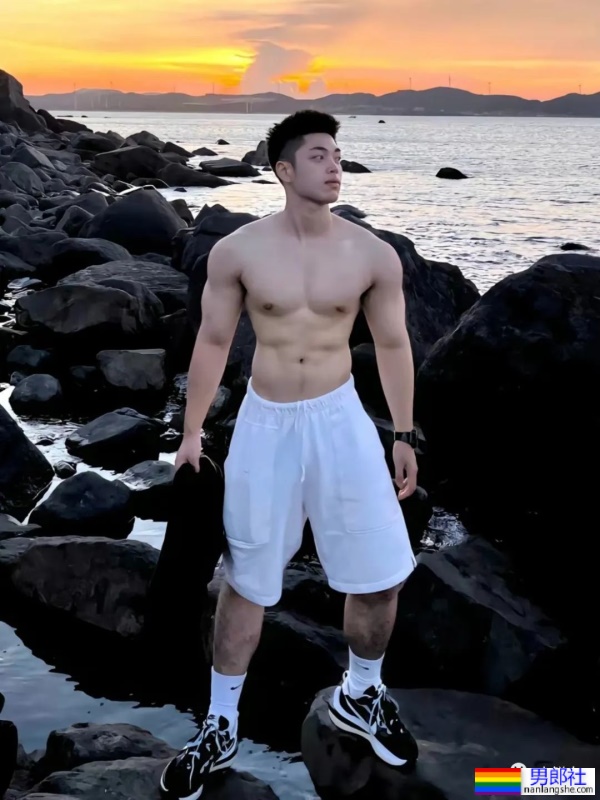 00后体育生也太帅，白袜泳裤浴巾每个元素都拿捏了！ - 51虹马