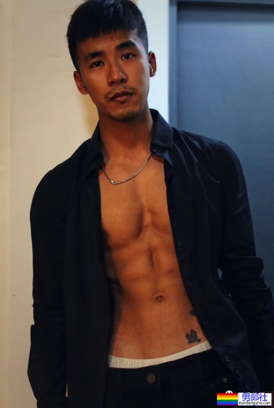 花臂机车小哥穿上灰裤子，太好看了 - 51虹马