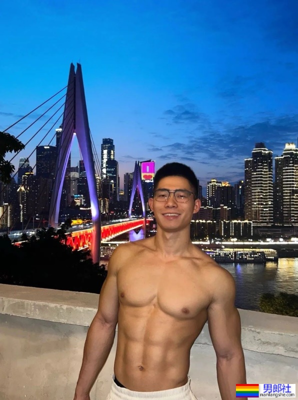 来自重庆的翘臀筋肉男，拍写真也太敢了吧！ - 51虹马