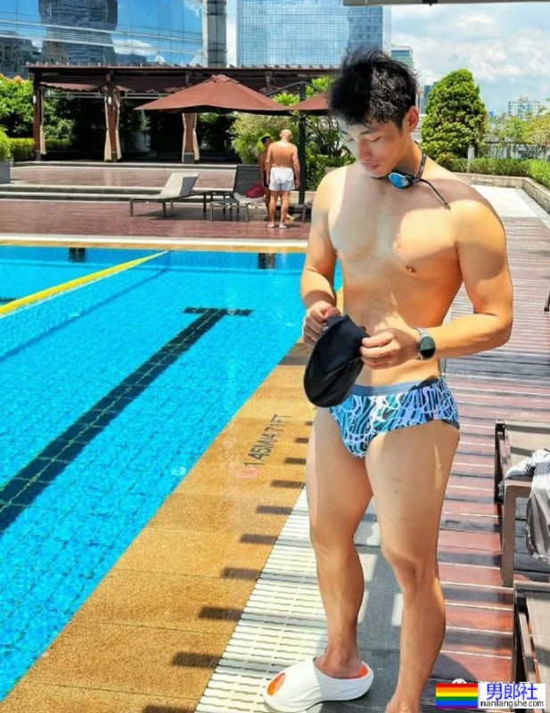 广州22岁肌肉小哥户外野泳秀身材，全身湿透到不敢看 - 51虹马