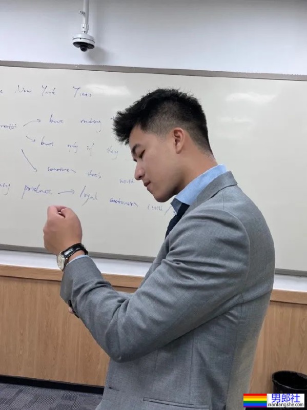 爱穿正装的英语老师有多帅？竟是大胸山东汉子！ - 51虹马