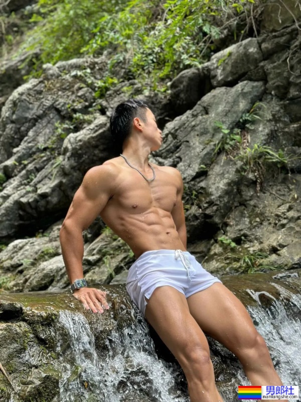 23岁重庆机车猛男，穿内裤野泳，湿透只能打码了！ - 51虹马