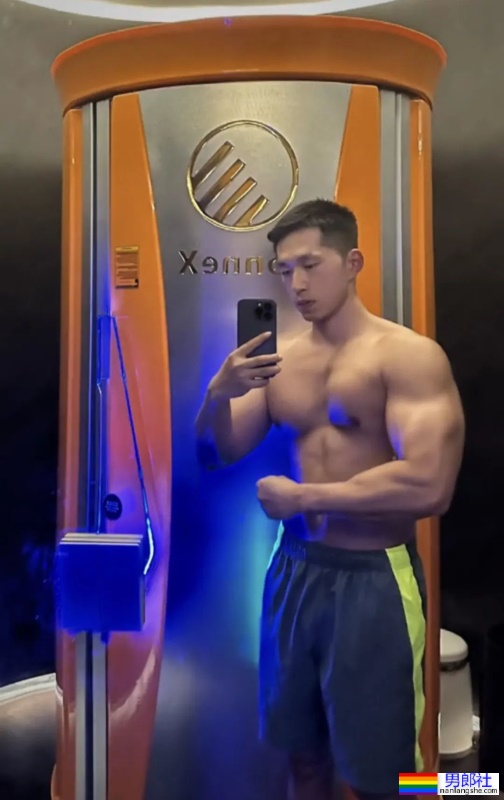 太大了！浙江黑皮肌肉小哥，紧身骑行服都撑爆了！ - 51虹马