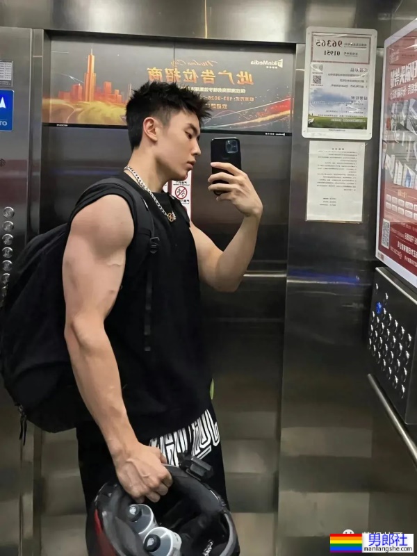 22岁天津191CM篮球体育生,脱衣打球,这背太美了 - 51虹马 22岁天津191CM篮球体育生,脱衣打球,这背太美了 - 51虹马