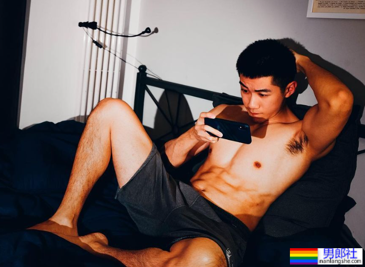 寸头黑皮腹肌体育生小哥，这身板长腿是真的硬！ - 51虹马