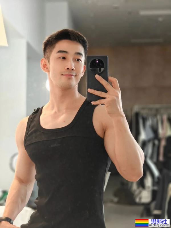 上海1姐张弦最新肌肉照，这状态40岁了你敢信？ - 51虹马