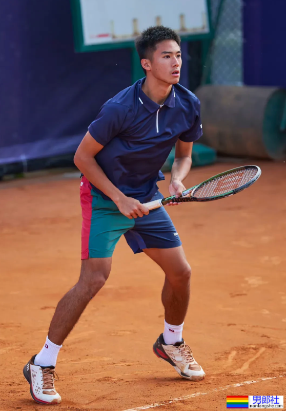 网球小将张凌豪越来越成熟，打球露内裤边与腹肌 - 51虹马