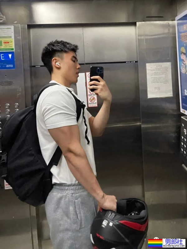 22岁天津191CM篮球体育生,脱衣打球,这背太美了 - 51虹马 22岁天津191CM篮球体育生,脱衣打球,这背太美了 - 51虹马