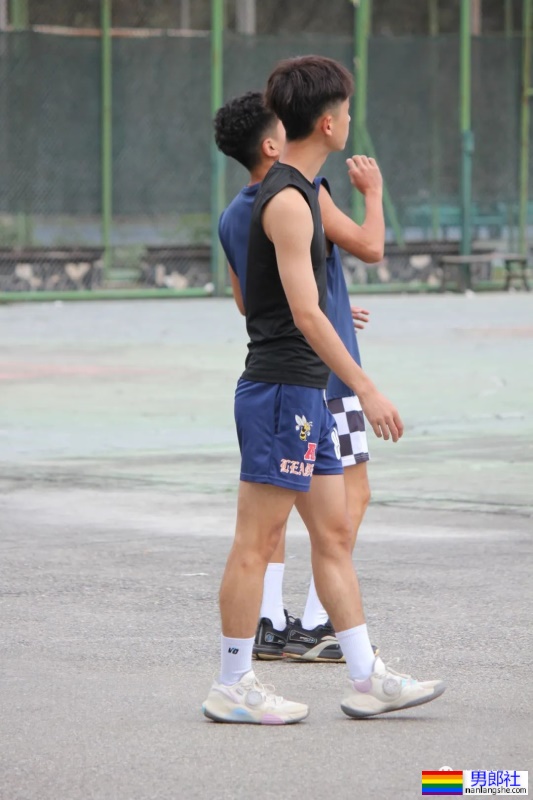 篮球场抓拍小翘臀男高，真棒！ - 51虹马