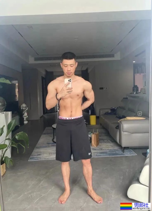 武汉彪学长更衣室最新自拍硬照，现在变这样了！ - 51虹马