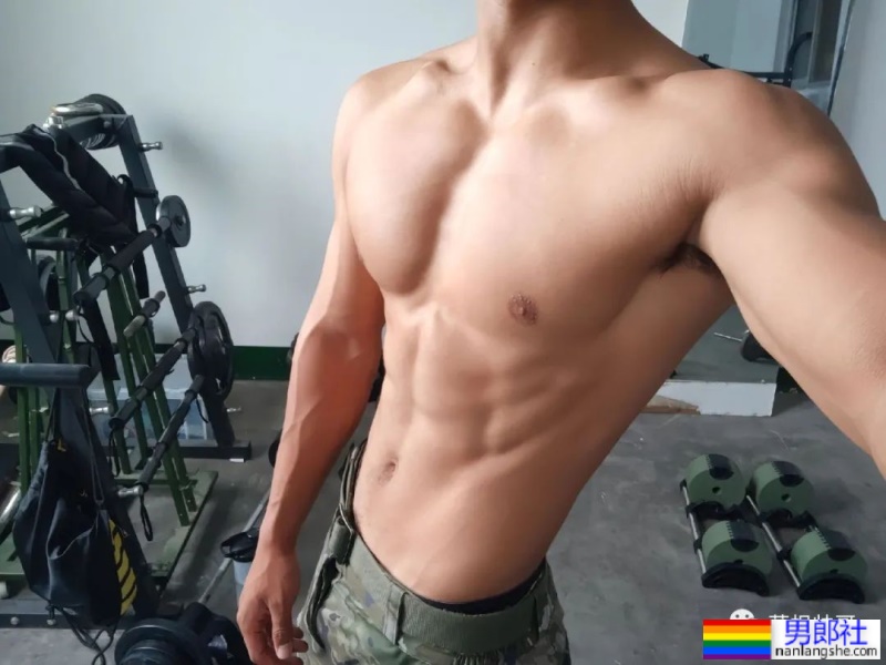 21岁河南直男退伍兵哥哥，肌肉身材超硬的！ - 51虹马