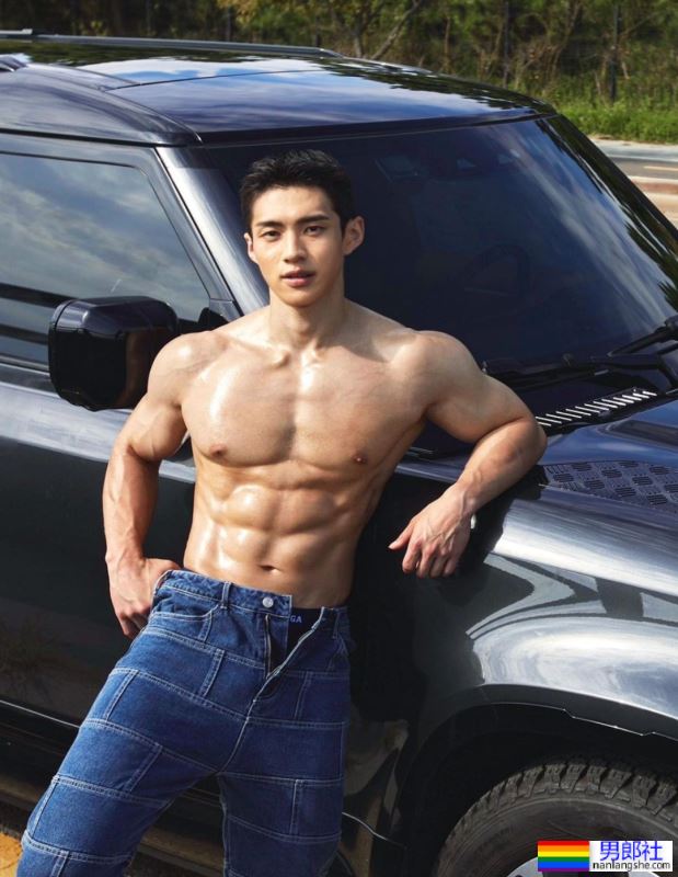 韩国肌肉网红户外洗澡 - 51虹马