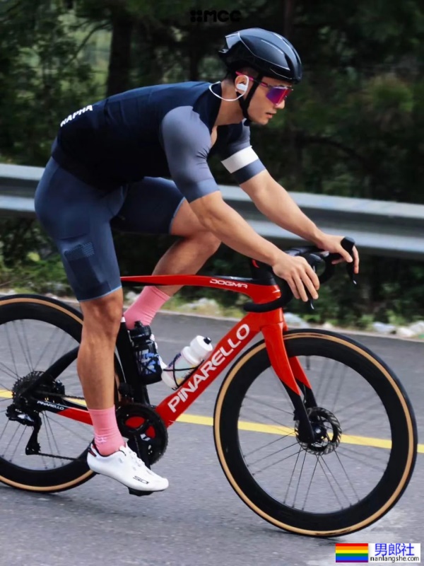 北京肌肉小哥撑开紧身骑行服，露出大胸肌还有茂盛的胸毛！ - 51虹马