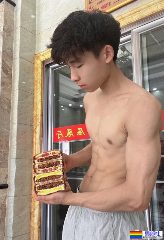 宿舍里有个肌肉身材的篮球体育生，他还不爱穿衣服 - 51虹马