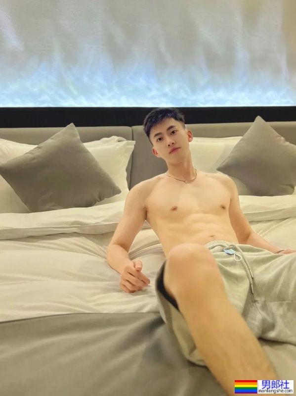 奶白奶白的腹肌小帅哥 - 51虹马