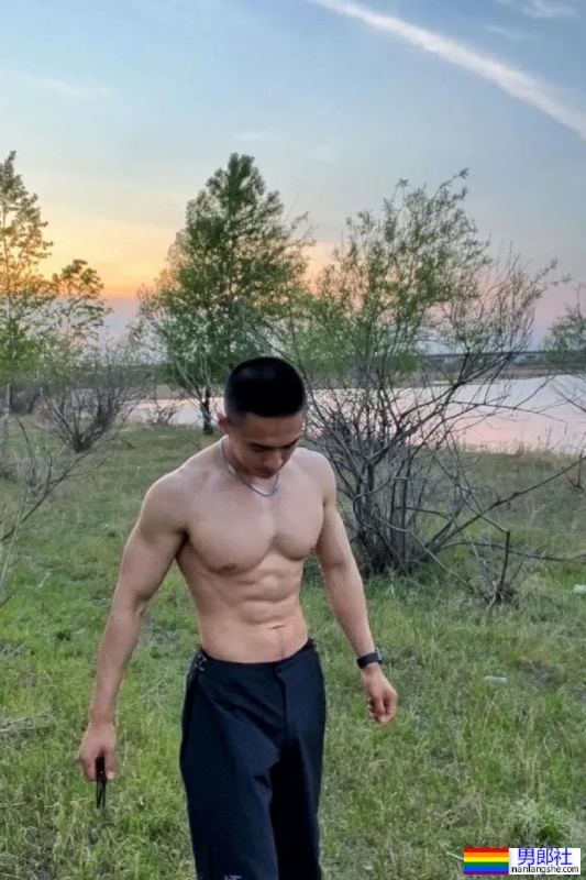 肌肉爷们在野外露营，来自黑龙江，这身材荷尔蒙太浓了！ ​​​ - 51虹马