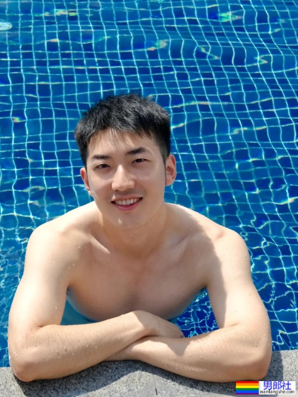 奶白薄肌小哥哥在泳池，笑起来好迷人 - 51虹马