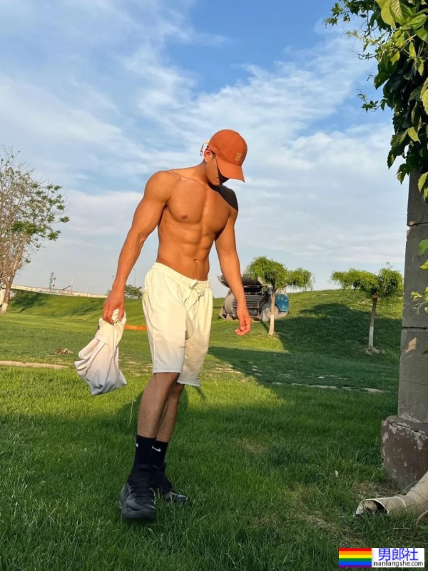 黑皮肌肉男脱衣服了，尖叫吧！ - 51虹马