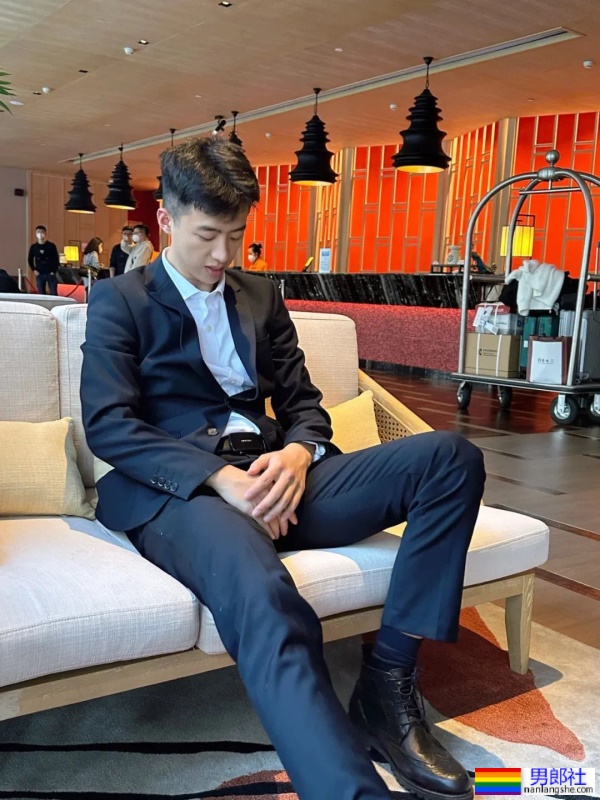 体育生穿上正装，简直帅爆了 - 51虹马