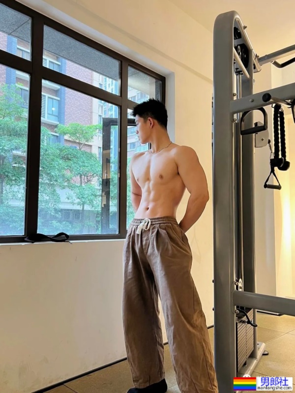 18岁广东体育生穿灰裤子太好看了，真的长大了 - 51虹马