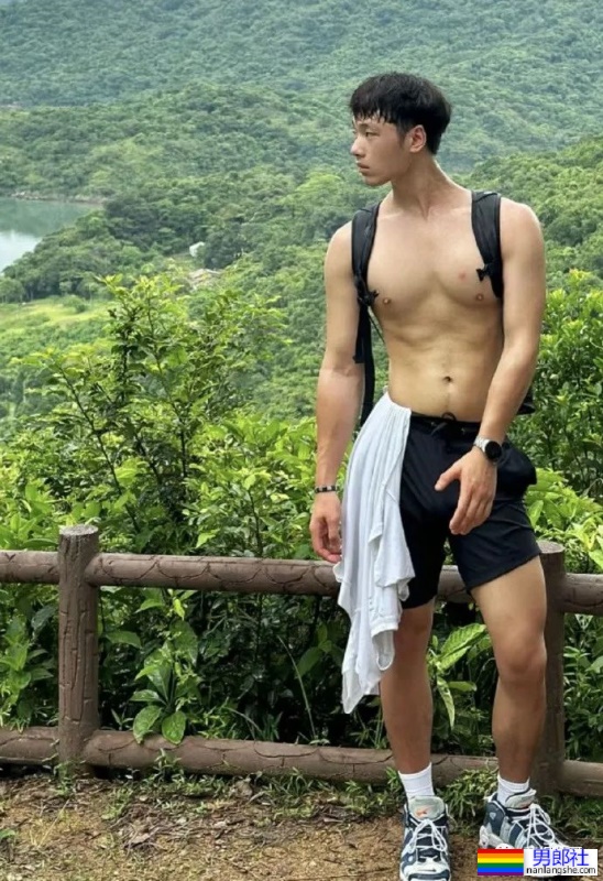 广州22岁肌肉小哥户外野泳秀身材，全身湿透到不敢看 - 51虹马