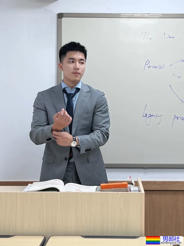 爱穿正装的英语老师有多帅？竟是大胸山东汉子！ - 51虹马