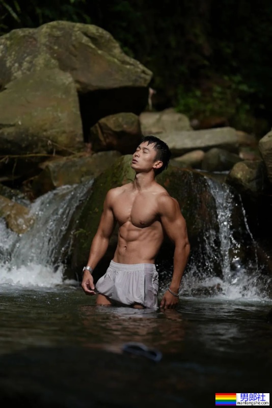 23岁重庆机车猛男，穿内裤野泳，湿透只能打码了！ - 51虹马