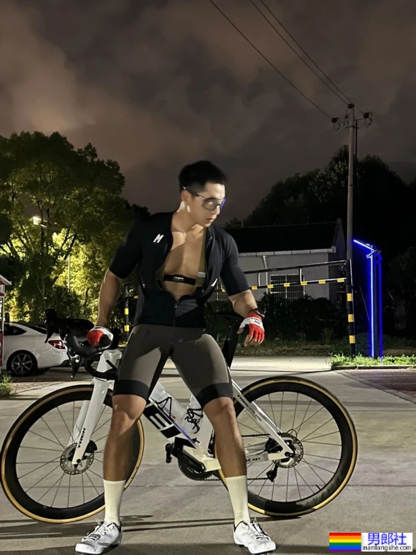 太大了！浙江黑皮肌肉小哥，紧身骑行服都撑爆了！ - 51虹马
