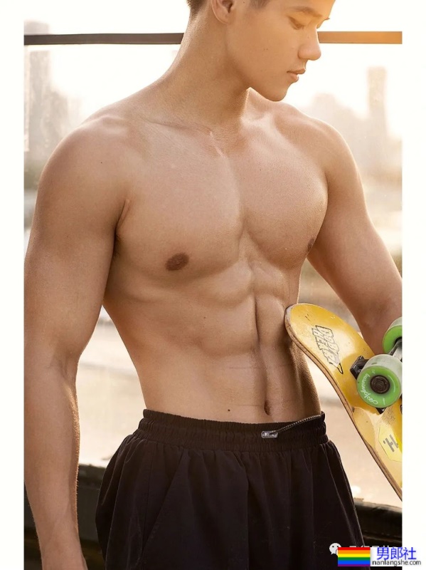 厦门不穿衣服的“肌肉司机”，22岁183CM私教腹肌有多硬？ - 51虹马