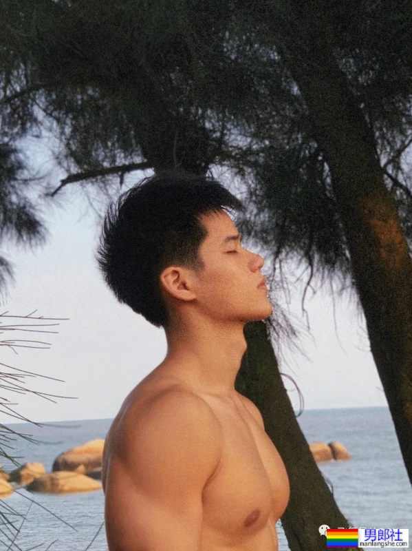 厦门不穿衣服的“肌肉司机”，22岁183CM私教腹肌有多硬？ - 51虹马