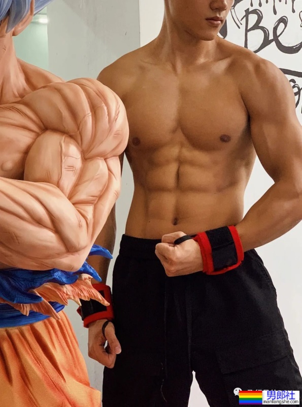 厦门不穿衣服的“肌肉司机”，22岁183CM私教腹肌有多硬？ - 51虹马