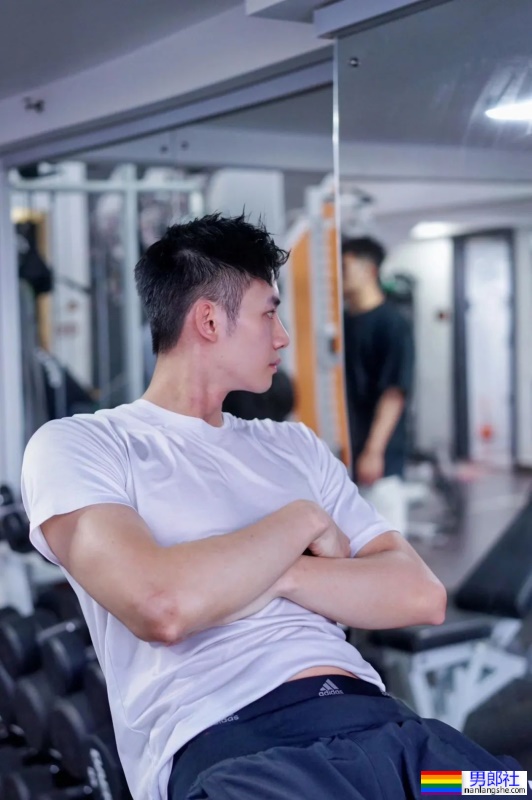 游泳冠军退役当教练，穿紧身泳裤，教你游泳可以吗？ - 51虹马